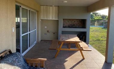 Casa en venta - 2 Dormitorios 1 Baño - Chacabuco