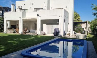 Casa en  Talar del lago II -lote interno- moderna