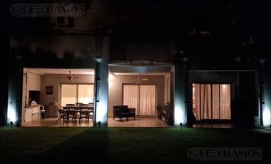 Casa en  Talar del lago II -lote interno- moderna