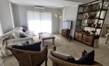 Casa en  Talar del lago II -lote interno- moderna