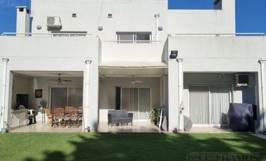 Casa en  Talar del lago II -lote interno- moderna