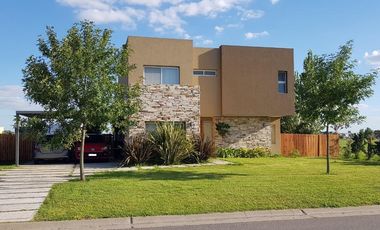 Casa en venta - 4 Dormitorios  4 Baños 2 Cocheras - 860Mts2 - Escobar