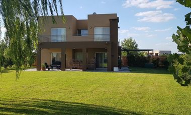 Casa en venta - 4 Dormitorios  4 Baños 2 Cocheras - 860Mts2 - Escobar