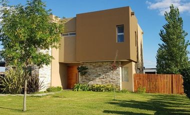 Casa en venta - 4 Dormitorios  4 Baños 2 Cocheras - 860Mts2 - Escobar