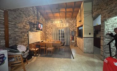 Casa en alquiler - 4 Dormitorios 2 Baños - La Plata