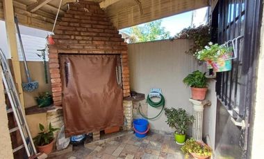 Casa en venta - 2 Dormitorios 1 Baño - Quilmes