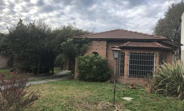 Hermoso Chalet. Weiman 667, Monte Grande.