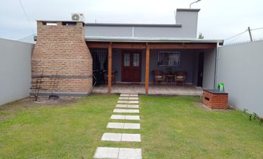 Casa en venta - 2 Dormitorios 1 Baño - Cochera - 300Mts2 - Villa Parque Sicardi, La Plata