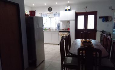 Casa en venta - 2 Dormitorios 1 Baño - Cochera - 300Mts2 - Villa Parque Sicardi, La Plata