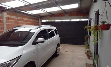 Casa en venta - 2 Dormitorios 1 Baño - Cochera - 300Mts2 - Villa Parque Sicardi, La Plata