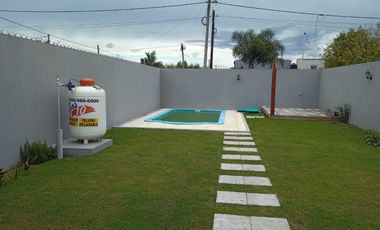 Casa en venta - 2 Dormitorios 1 Baño - Cochera - 300Mts2 - Villa Parque Sicardi, La Plata