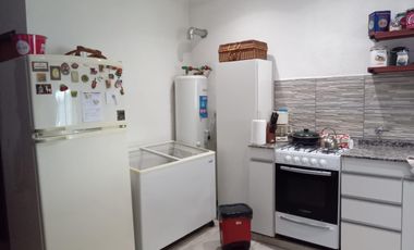 Casa en venta - 2 Dormitorios 1 Baño - Cochera - 300Mts2 - Villa Parque Sicardi, La Plata