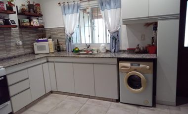 Casa en venta - 2 Dormitorios 1 Baño - Cochera - 300Mts2 - Villa Parque Sicardi, La Plata