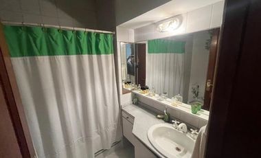 Lujosa casa con 4 dormitorios 409 m2 cubiertos + jardín de 225 m2