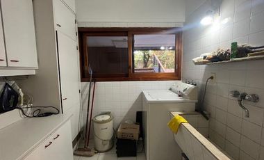 Lujosa casa con 4 dormitorios 409 m2 cubiertos + jardín de 225 m2