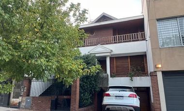 Lujosa casa con 4 dormitorios 409 m2 cubiertos + jardín de 225 m2