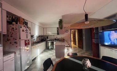 Lujosa casa con 4 dormitorios 409 m2 cubiertos + jardín de 225 m2