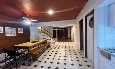 Lujosa casa con 4 dormitorios 409 m2 cubiertos + jardín de 225 m2