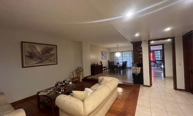 Lujosa casa con 4 dormitorios 409 m2 cubiertos + jardín de 225 m2