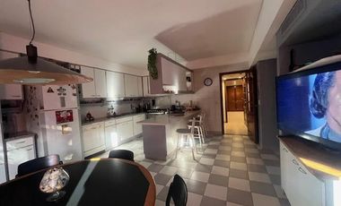 Lujosa casa con 4 dormitorios 409 m2 cubiertos + jardín de 225 m2