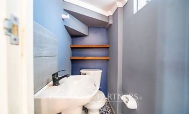 Casa de dos niveles en Peñuelas con muy buena conectividad