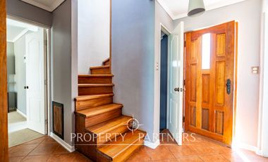 Casa de dos niveles en Peñuelas con muy buena conectividad