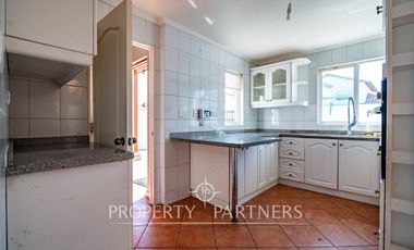 Casa de dos niveles en Peñuelas con muy buena conectividad