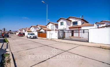 Casa de dos niveles en Peñuelas con muy buena conectividad