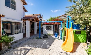 Casa de dos niveles en Peñuelas con muy buena conectividad