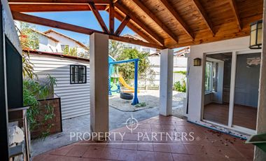 Casa de dos niveles en Peñuelas con muy buena conectividad