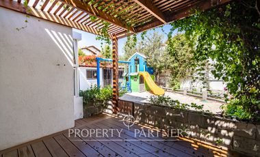 Casa de dos niveles en Peñuelas con muy buena conectividad