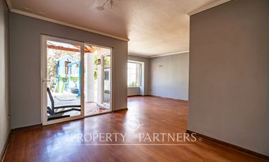 Casa de dos niveles en Peñuelas con muy buena conectividad