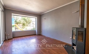 Casa de dos niveles en Peñuelas con muy buena conectividad