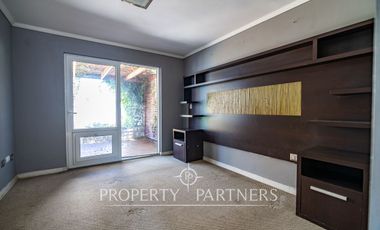 Casa de dos niveles en Peñuelas con muy buena conectividad