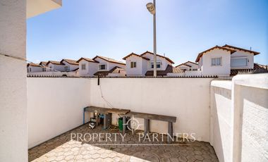 Casa de dos niveles en Peñuelas con muy buena conectividad