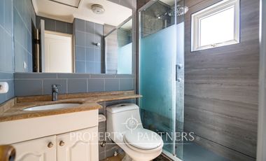 Casa de dos niveles en Peñuelas con muy buena conectividad