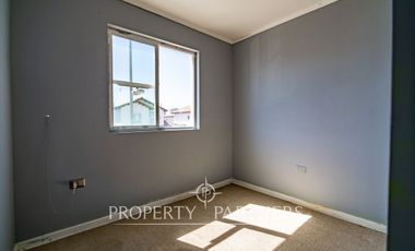 Casa de dos niveles en Peñuelas con muy buena conectividad