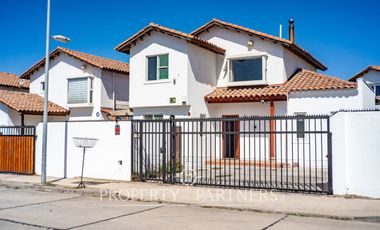 Casa de dos niveles en Peñuelas con muy buena conectividad