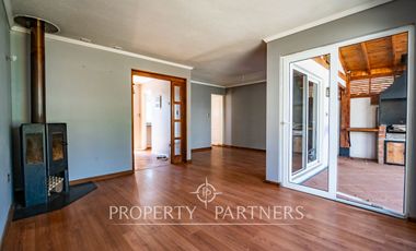 Casa de dos niveles en Peñuelas con muy buena conectividad