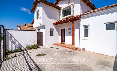 Casa de dos niveles en Peñuelas con muy buena conectividad