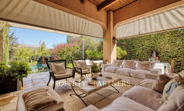 Casa estilo Provenzal con gran jardín