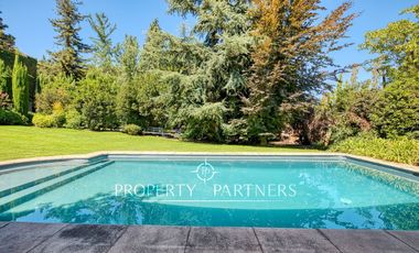 Casa estilo Provenzal con gran jardín