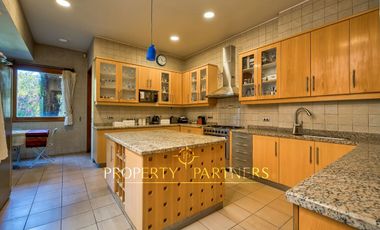 Casa estilo Provenzal con gran jardín