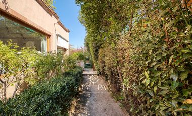 Casa estilo Provenzal con gran jardín