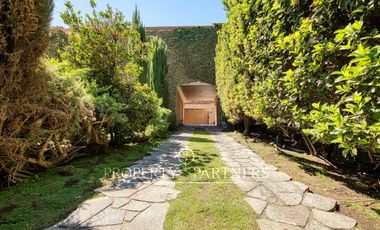 Casa estilo Provenzal con gran jardín