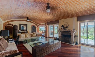 Amplia casa con vista espectacular a la laguna de Valle de Bravo