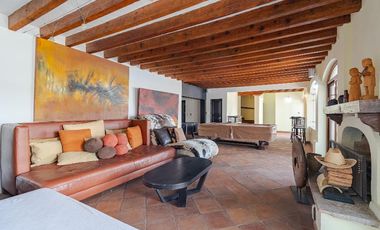 Amplia casa con vista espectacular a la laguna de Valle de Bravo