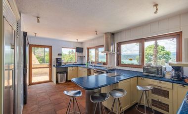 Amplia casa con vista espectacular a la laguna de Valle de Bravo