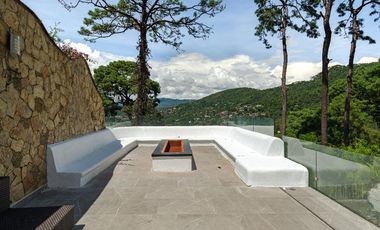 Amplia casa con vista espectacular a la laguna de Valle de Bravo