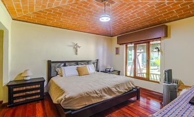 Amplia casa con vista espectacular a la laguna de Valle de Bravo